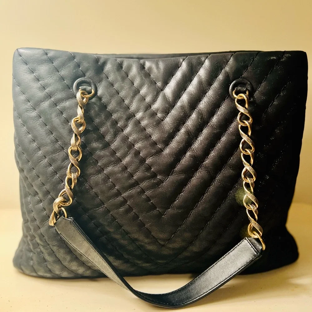 Chanel Tote Surpique CC Charm Large Chevron Iridescent Black - Picture 4 of 13